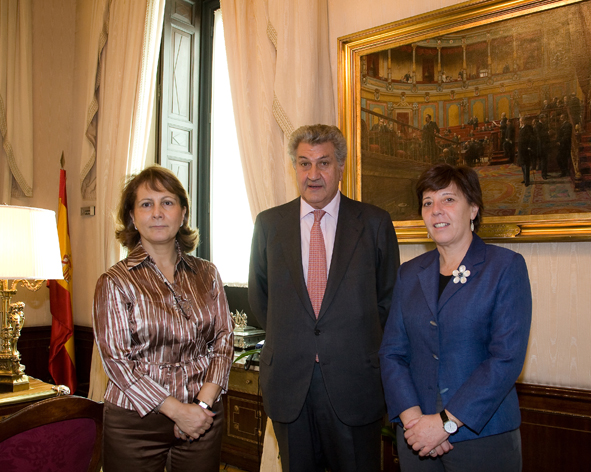 A la derecha, Carmen del Riego, presidenta de la APM. Foto: FAPE.